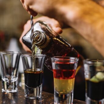  Osasco em alerta: bebidas com metanol causam intoxicações e levam à interdição de bares